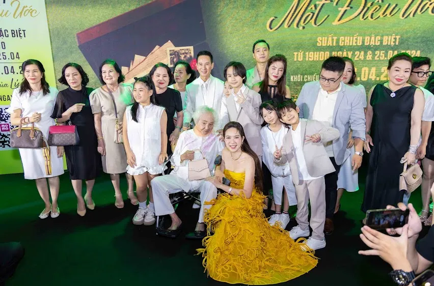 Mẹ 99 tuổi và đại gia đình Lý Hải lần đầu xuất hiện trên thảm đỏ