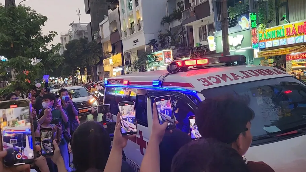 Dùng xe cứu thương quảng bá ra mắt phim gây tranh cãi