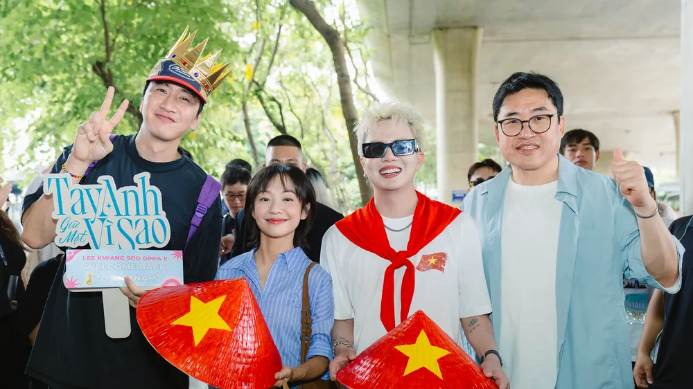 “Hoàng tử châu Á” Lee Kwang Soo diện nón lá khi đến Việt Nam