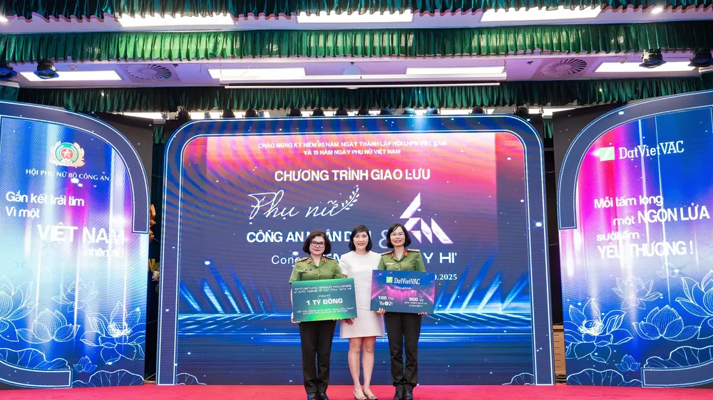 "Em xinh”, “Anh trai” góp 1 tỷ đồng hỗ trợ người dân vùng bão lũ