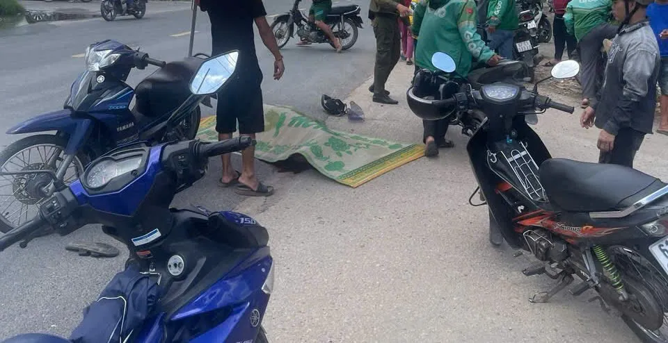 Xe máy ngã vào xe tải, anh tử vong, em bị thương nặng