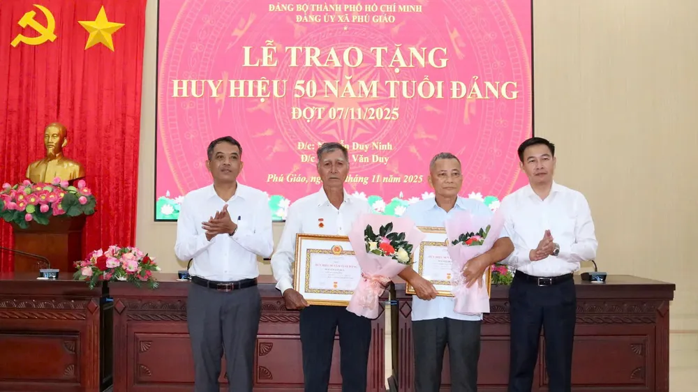 Xã Phú Giáo (TPHCM): Trao Huy hiệu Đảng đến 12 đảng viên 