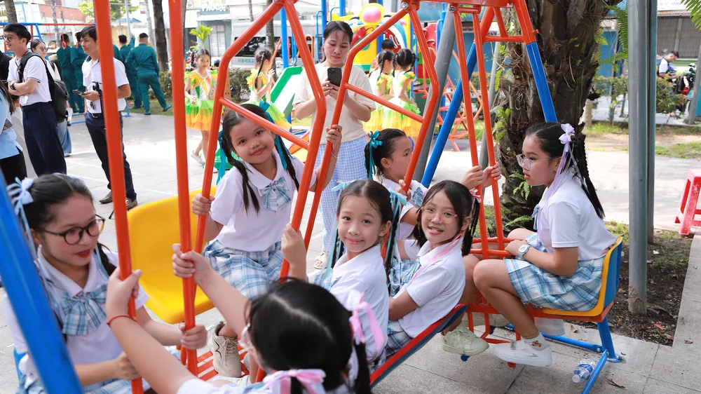 Tặng sân chơi cho thiếu nhi