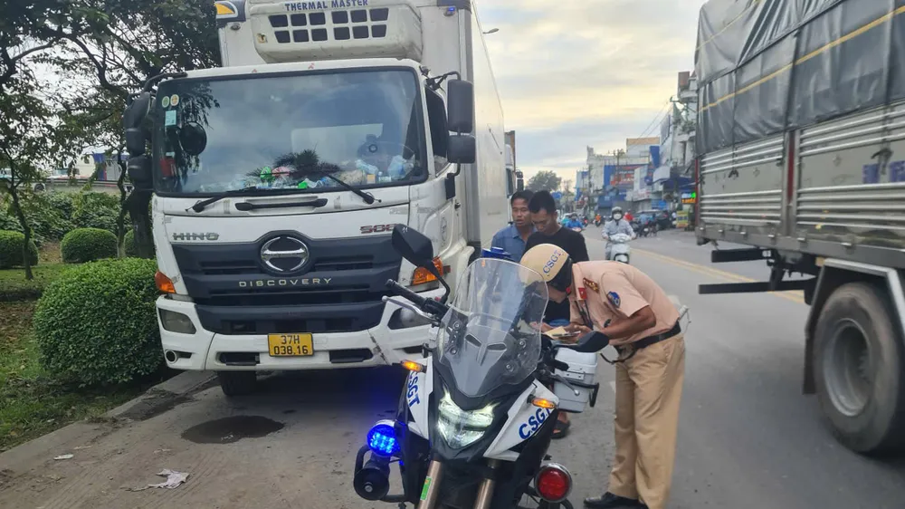 Phạt xe đầu kéo đậu, đỗ sai quy định trong khu công nghiệp