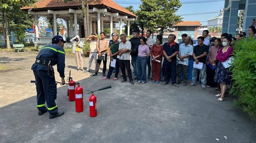Tiểu thương phường Đông Hòa tham gia tập huấn phòng cháy chữa cháy