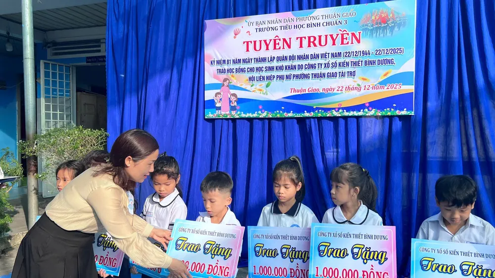 Đại diện Hội LHPN phường Thuận Giao trao học bổng cho học sinh