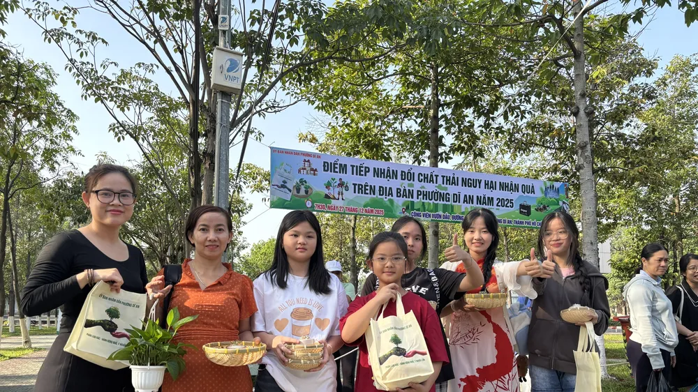 Mang rác đến, rinh quà về 