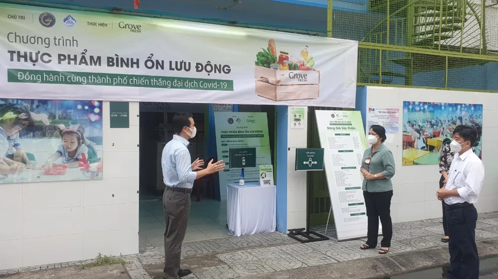Bí thư Quận ủy quận 1, TPHCM Trần Kim Yến trao đổi với Giám đốc Grove Fresh tại buổi khai trương