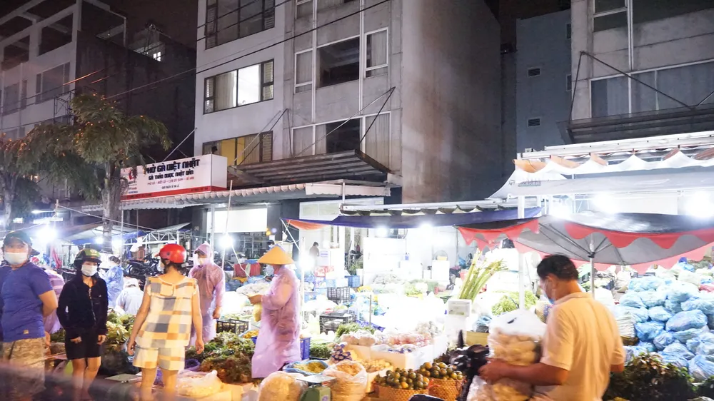 Chợ tự phát tăng quy mô “bủa vây” chợ đầu mối