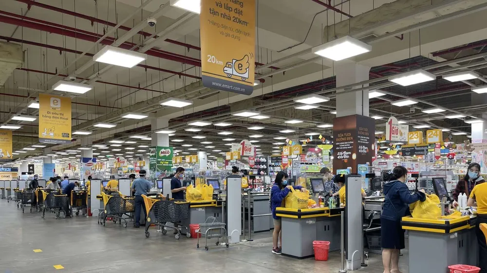 Người dân đi siêu thị Emart Gò Vấp trong những ngày đầu TPHCM nới lỏng giãn cách