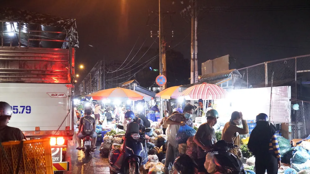 Cảnh mua bán nhộn nhịp, công khai tiềm ẩn nguy cơ lây nhiễm dịch Covid-19 trước cổng chợ đầu mối Bình Điền