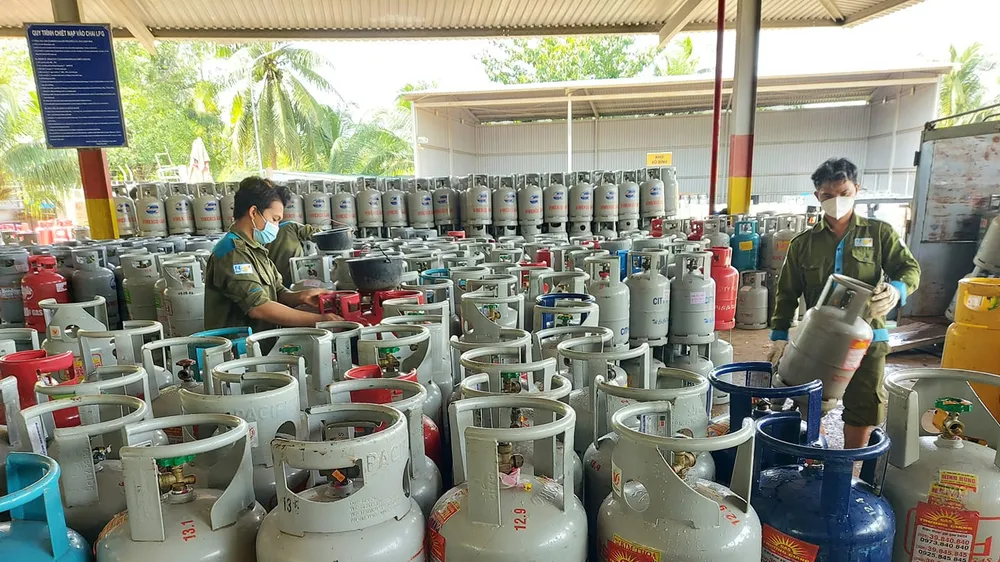 Ngày mai mùng 1 tết, giá gas tăng 16.000 đồng/bình 12kg