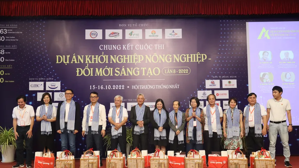 Đại diện các dự án và ban giám khảo tại tại cuộc thi chung kết