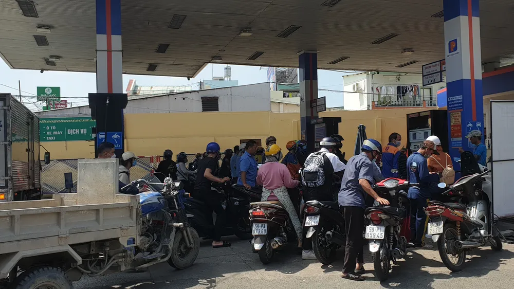 TPHCM: Tái diễn cảnh xếp hàng chờ mua xăng