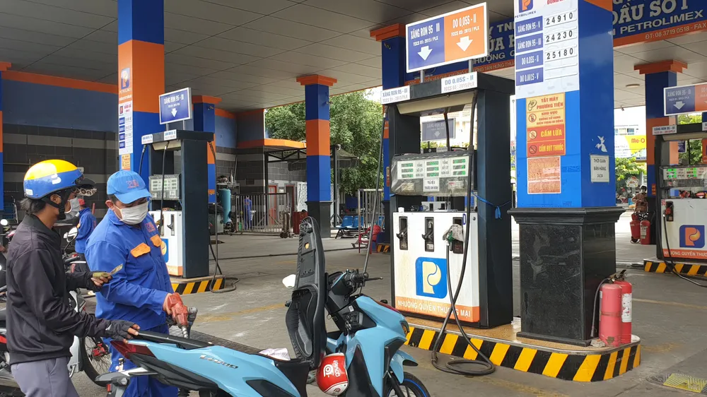 Cửa hàng xăng dầu Petrolimex luôn mở cửa khi xăng dầu khan hiếm cục bộ