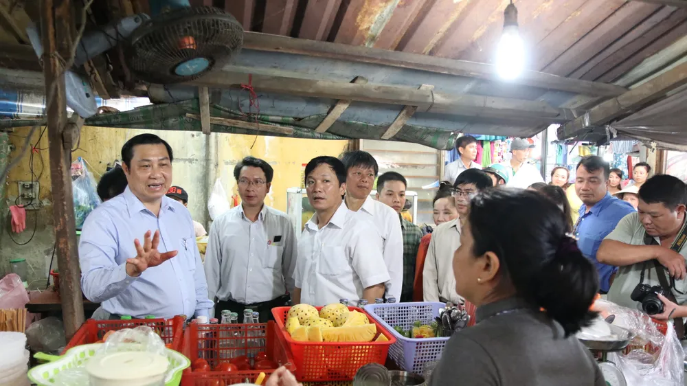 Ông Huỳnh Đức Thơ, Chủ tịch UBND TP Đà Nẵng xuống tận chợ lắng nghe ý kiến của tiểu thương Ảnh: NGUYÊN KHÔI