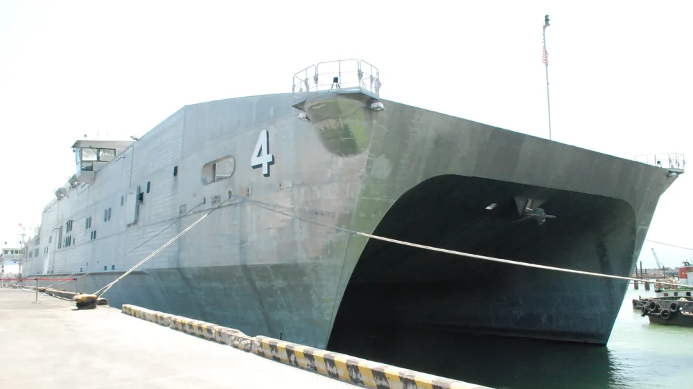 Chiến hạm USNS Fall River (TEPF-4) của Hải quân Mỹ chở theo 200 sĩ quan và thuỷ thủ cập Cảng Tiên Sa (Đà Nẵng)