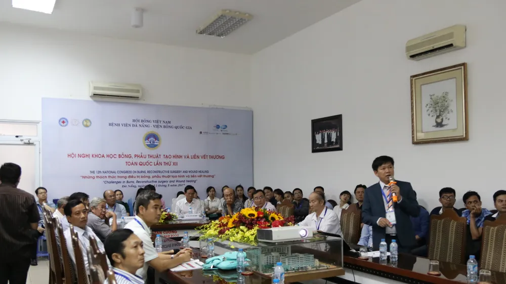 Tiến sĩ, Bác sĩ Nguyễn Phan Tú Dung báo cáo trước Hội đồng khoa học. Ảnh: NGUYÊN KHÔI