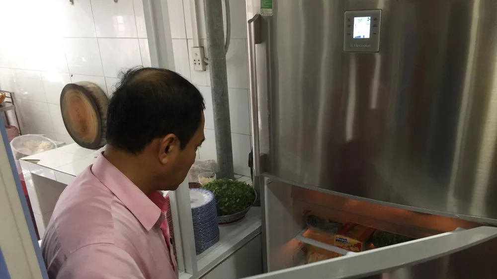 Chi cục Vệ sinh An toàn thực phẩm TP Đà Nẵng kiểm tra quán cơm gà B.B. Ảnh: NGUYÊN KHÔI