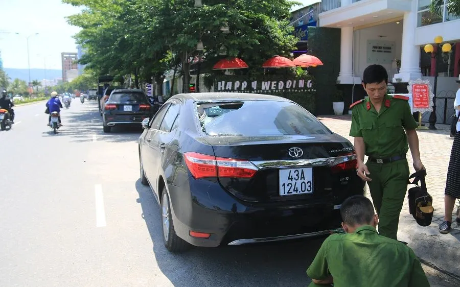 Công an quận Thanh Khê và quận Hải Châu đang tiến hành điều tra vụ việc Ảnh: NGUYÊN KHÔI