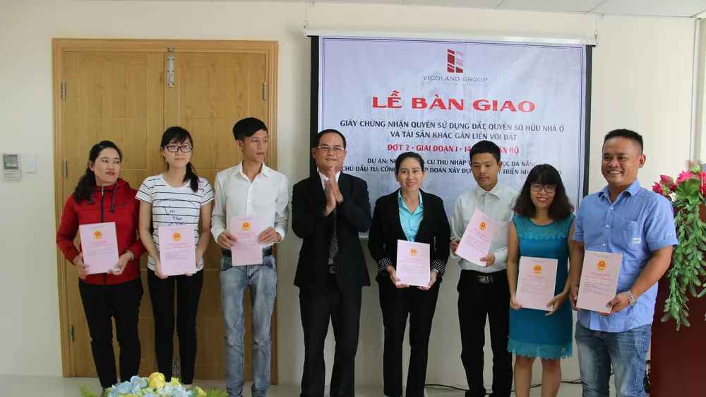 VicoLand trao sổ hồng cho người dân mua căn hộ