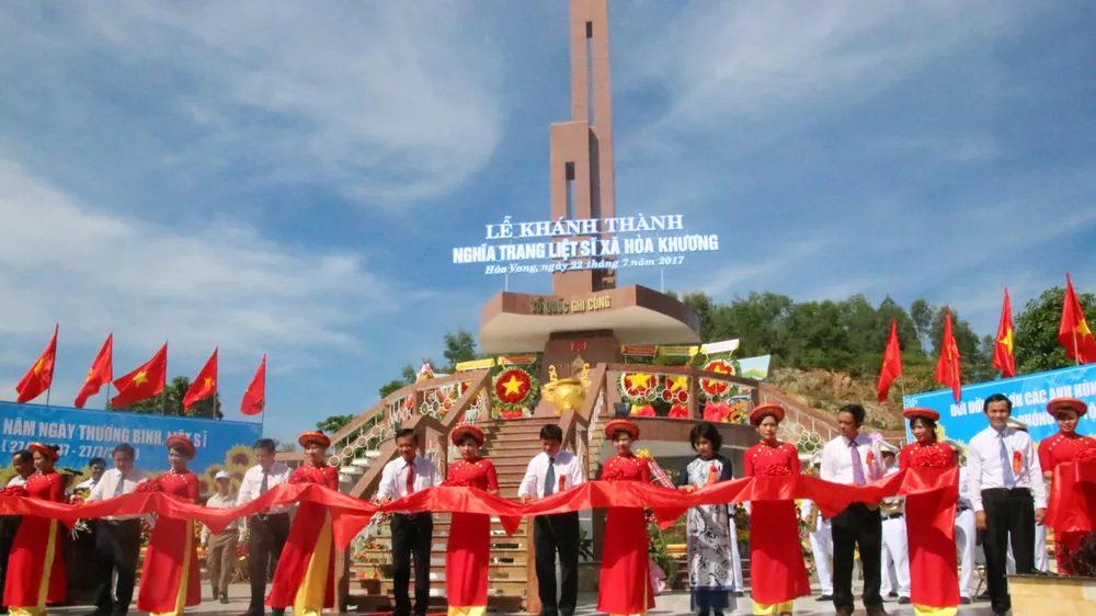 Cắt băng khánh thành công trình Nghĩa trang liệt sĩ xã Hòa Khương
