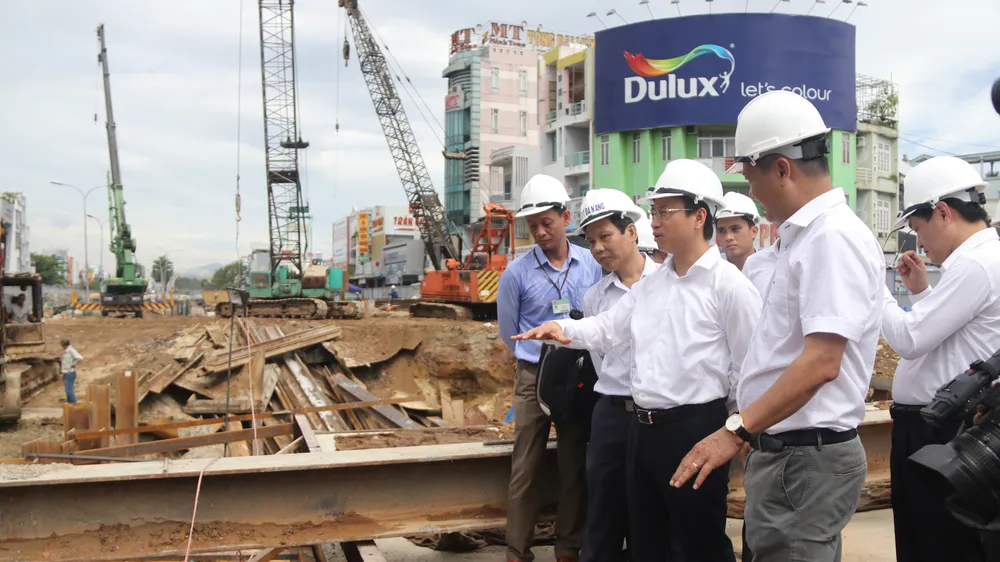 Bí thư Thành uỷ Nguyễn Xuân Anh đi kiểm tra hiện trường công trình thi công hầm chui Nguyễn Tri Phương - Điện Biên Phủ
