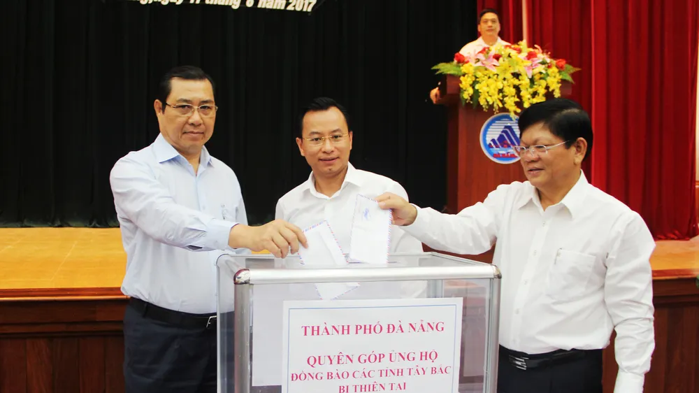 Lãnh đạo TP Đà Nẵng quyên góp ủng hộ đồng bào bị lũ quét ở các tỉnh miền núi phía Bắc 