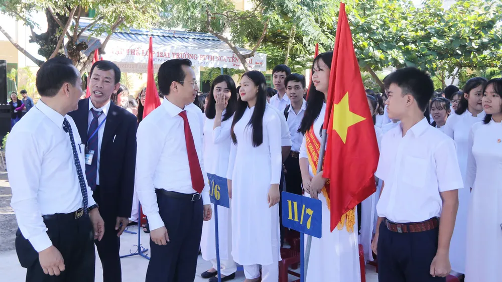Bí thư Thành ủy TP Đà Nẵng Nguyễn Xuân Anh thăm hỏi, động viên học sinh Trường THPT Nguyễn Trãi trong buổi lễ khai giảng 