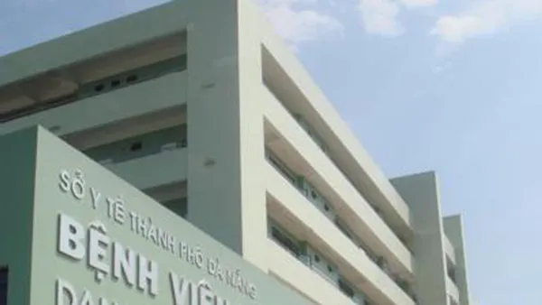 Kiểm điểm kíp trực “mở tiệc” trong phòng giao ban của bệnh viện