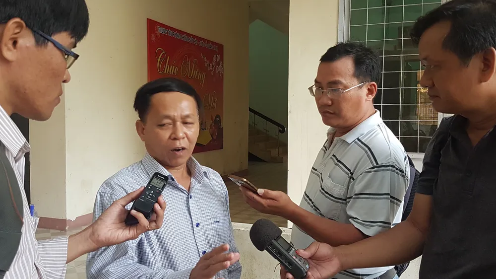 Ông Nguyễn Văn Văn, Phó Giám đốc Sở Y tế Quảng Nam trả lời phỏng vấn báo chí về công tác khoanh vùng, dập dịch bạch hầu tại Nam Trà My