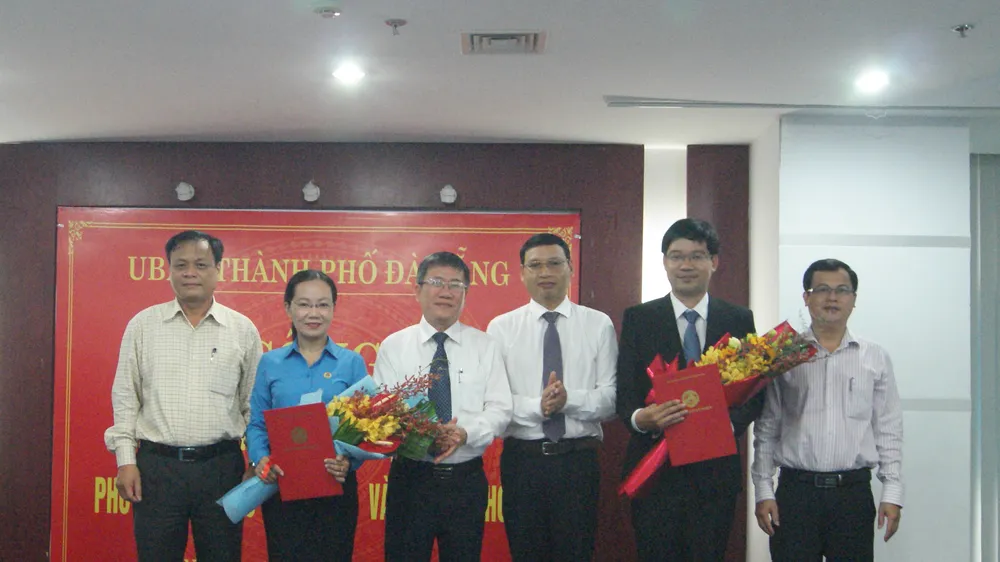 Ông Hồ Kỳ Minh, Phó Chủ tịch UBND TP Đà Nẵng trao quyết định bổ nhiệm 2 Phó Giám đốc Sở TTTT 