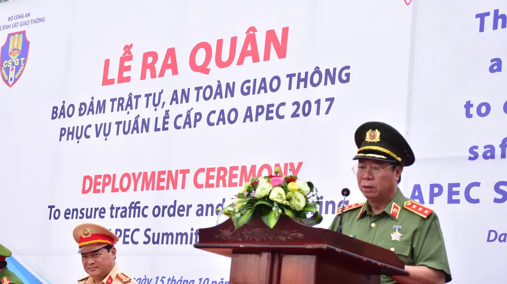 Thượng tướng Bùi Văn Nam, Ủy viên Trung ương Đảng, Thứ trưởng Bộ Công an, Trưởng Tiểu ban ANTT APEC 2017 phát biểu tại buổi ra quân 