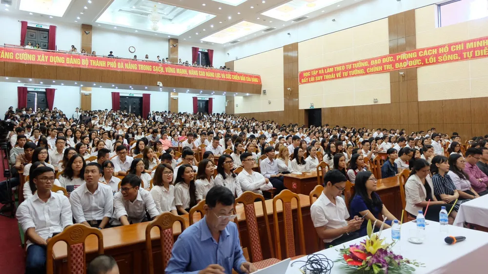 Hơn 600 tình nguyện viên và liên lạc viên ra quân phục vụ APEC 2017 tại Đà Nẵng