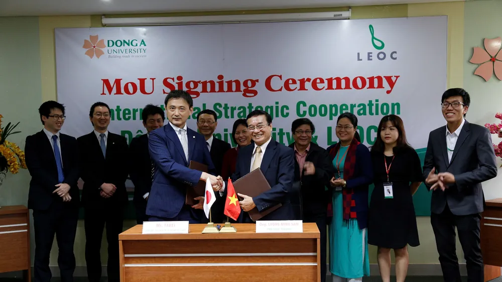 Ông Takei – Đại diện Tập đoàn LEOC và ông Lương Minh Sâm – Phó Hiệu trưởng Đại học Đông Á ký kết hợp tác chiến lược