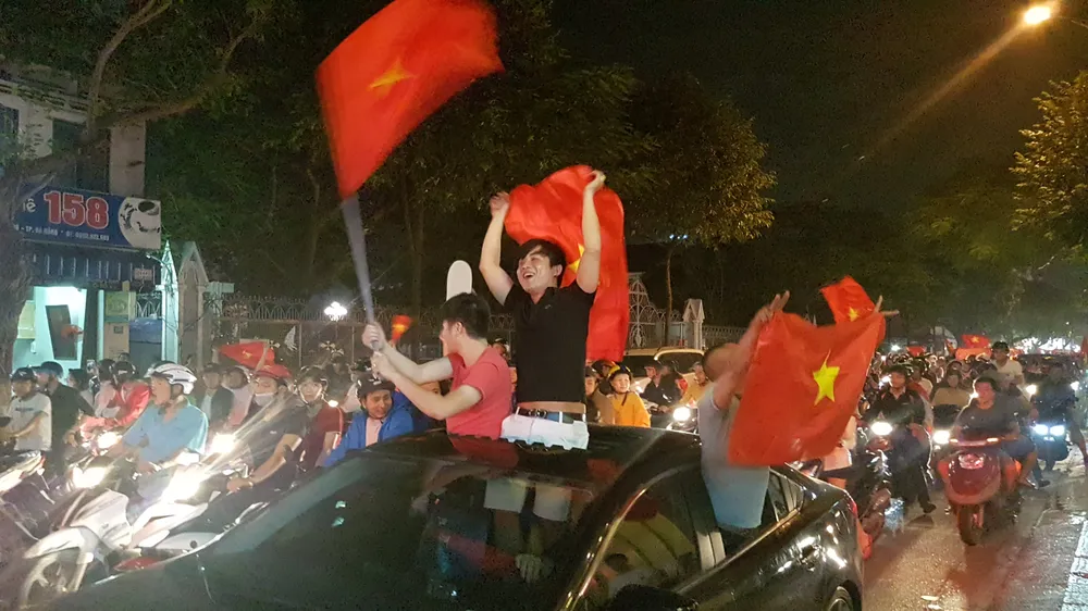 Người dân Đà Nẵng đổ xuống đường ăn mừng chiến thắng 