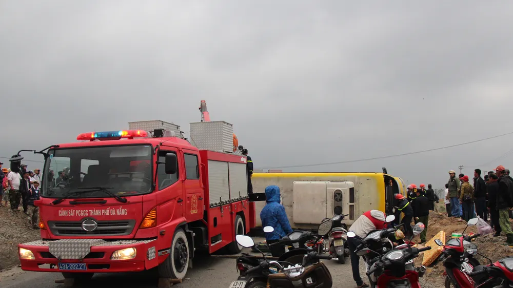 Xe khách chở người dân về quê ăn tết bị lật 