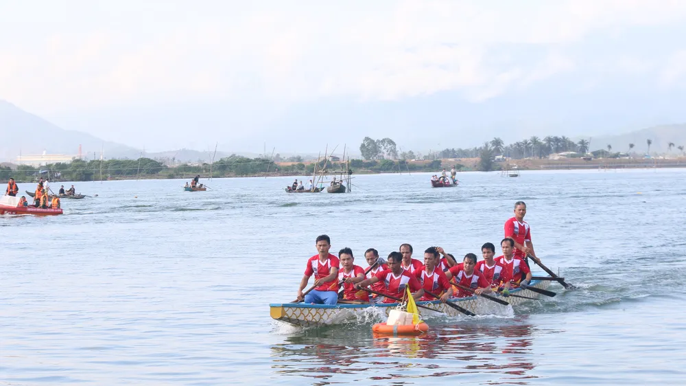 Đua thuyền trên sông Cu Đê 