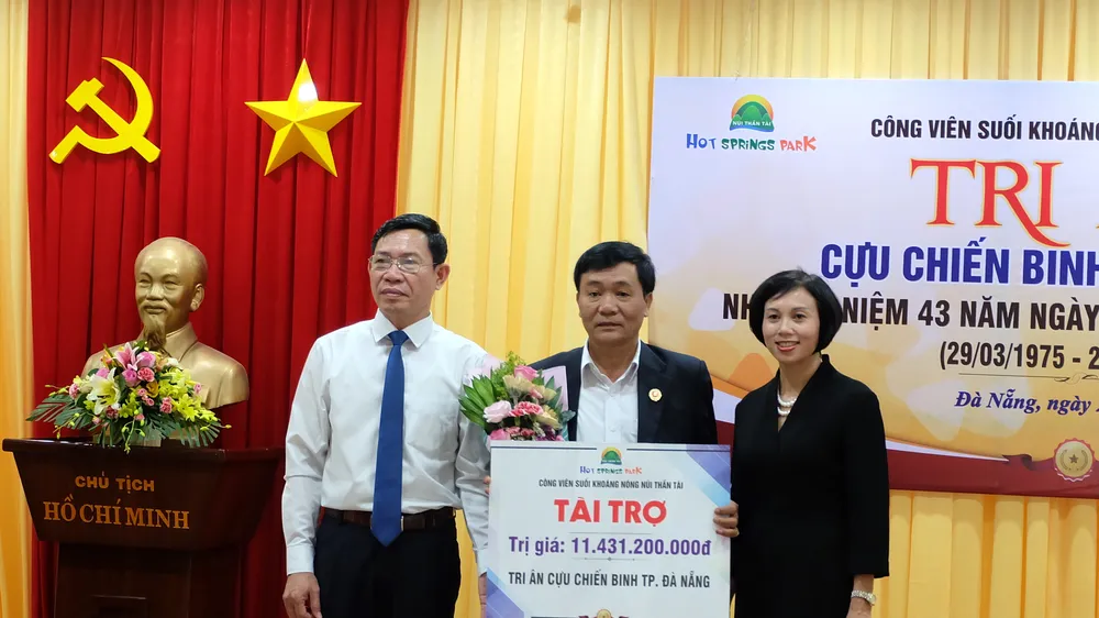 Đại diện Công ty CP DHC Suối Đôi trao bảng tài trợ cho Hội Cựu chiến binh TP Đà Nẵng 