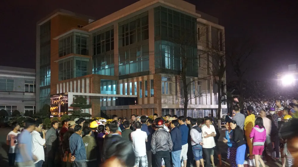 Hàng trăm người dân tập trung phản đối Nhà máy thép Dana Ý vào tối 26-2-2018