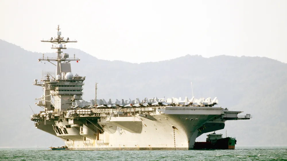 Tận mắt chiêm ngưỡng tàu sân bay USS Carl Vinson tại Đà Nẵng