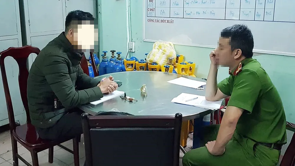 Phóng viên Hứa Vĩnh Nhân trình báo sự việc với CCoong an phường Thạch Thang 