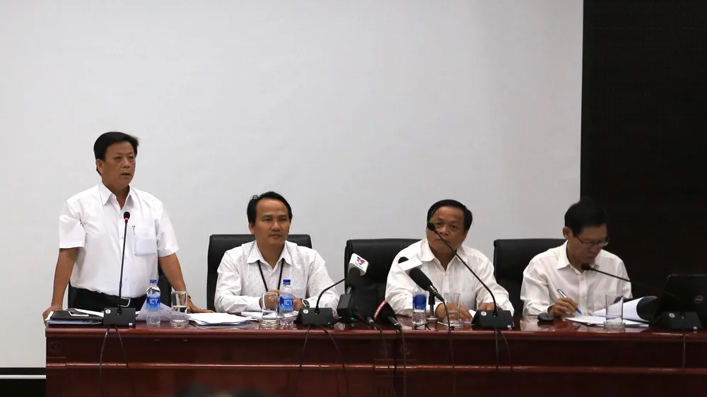 Ông Nguyễn Thanh Xuân (đứng), Phó Chủ tịch UBND quận Thanh Khê phát biểu tại buổi họp báo
