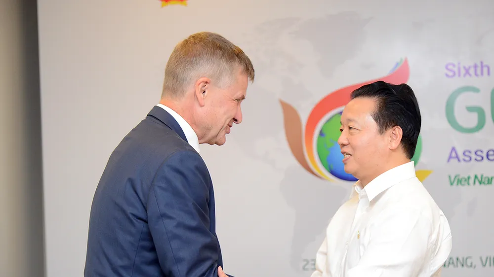 Bộ trưởng Trần Hồng Hà tại buổi tiếp và làm việc với Tổng Giám đốc Chương trình Môi trường Liên hợp quốc - ông Erik Solheim trong khuôn khổ GEF6 Đà Nẵng vào chiều 26-6