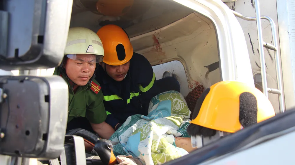 Tông rào chắn công trình, xe tải bị cây sắt đâm xuyên thấu, tài xế chết tại chỗ 
