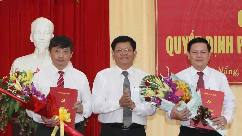 Ông Võ Công Trí, Phó Bí thư Thành ủy Đà Nẵng trao quyết định cho ông Đặng Việt Dũng (trái) và ông Trần Đình Hồng (phải)