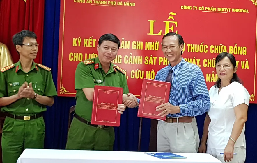 Lễ ký kết hợp đồng tài trợ sản phẩm trị bỏng và xử lý thương tích cho lực lượng chuyên trách PCCC Đà Nẵng