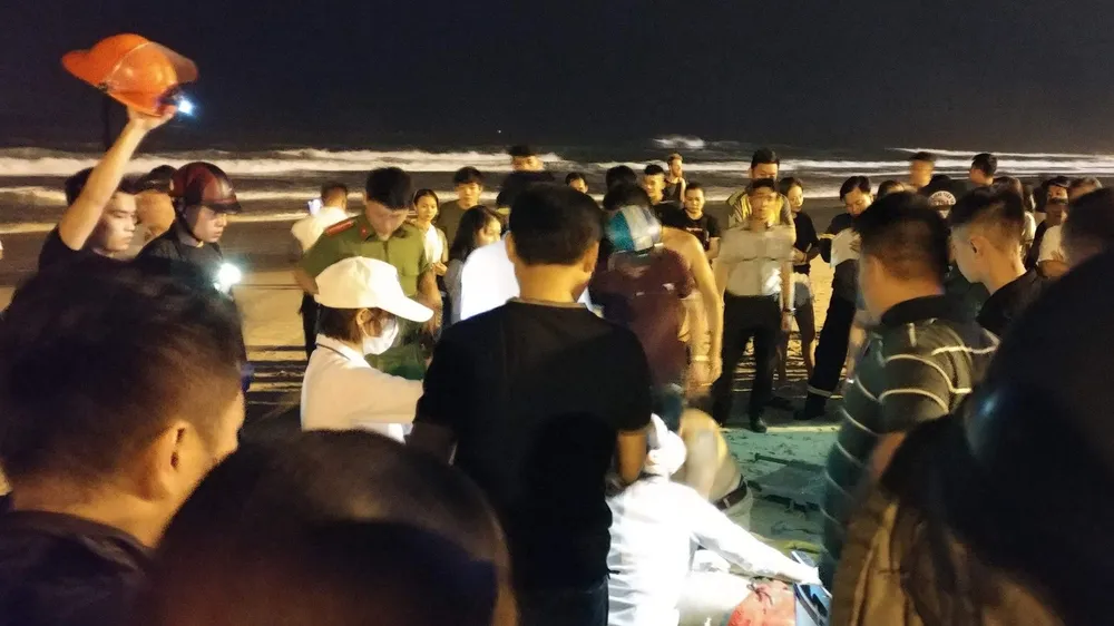 Lực ượng cứu hộ đang sơ cứu các nạn nhân 