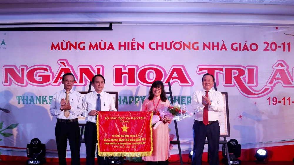 TS. Nguyễn Thị Anh Đào – Chủ tịch HĐQT, Hiệu trưởng ĐH Đông Á đón nhận Cờ thi đua của Bộ GD-ĐT từ TS. Nguyễn Đình Vĩnh – Giám đốc Sở GD-ĐT TP Đà Nẵng