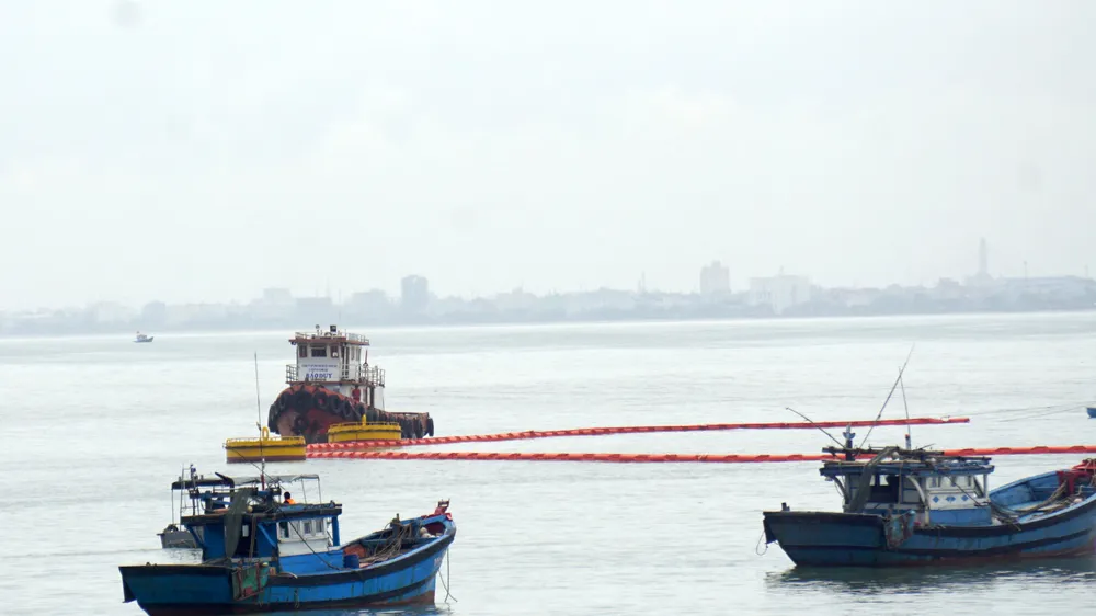 Các lực lượng cứu hộ cứu nạn triển khai các biện pháp chống tràn dầu trên biển sau khi va chạm giữa tàu chở dầu và cầu cảng tiếp dầu